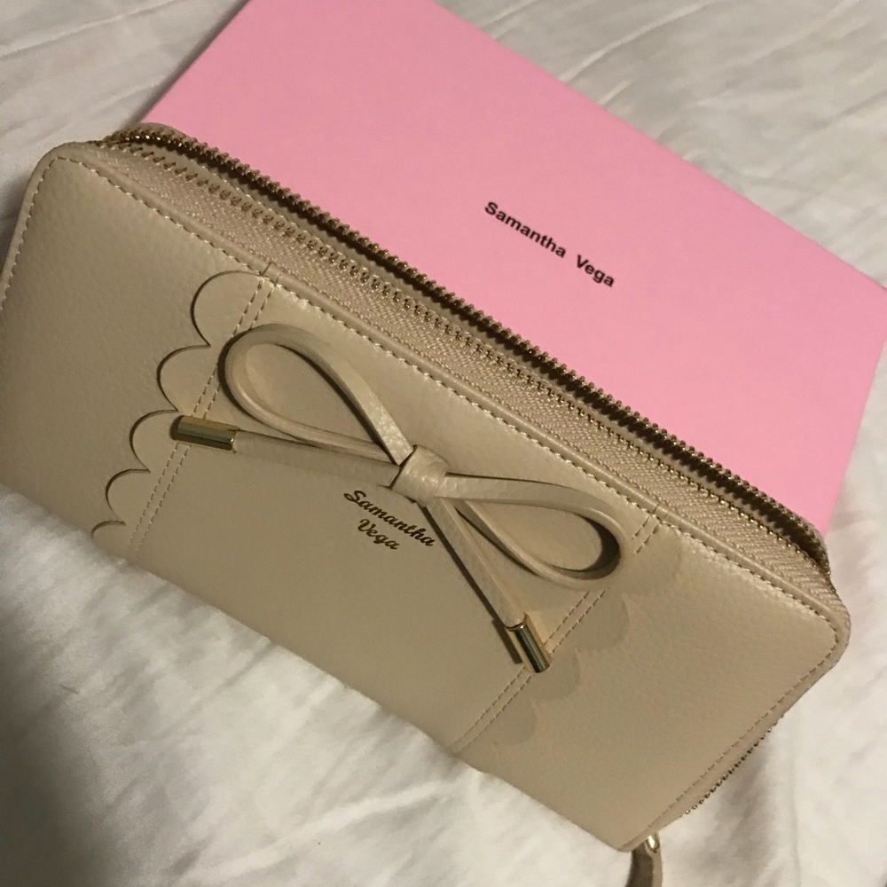 Samantha Thavasa wallet